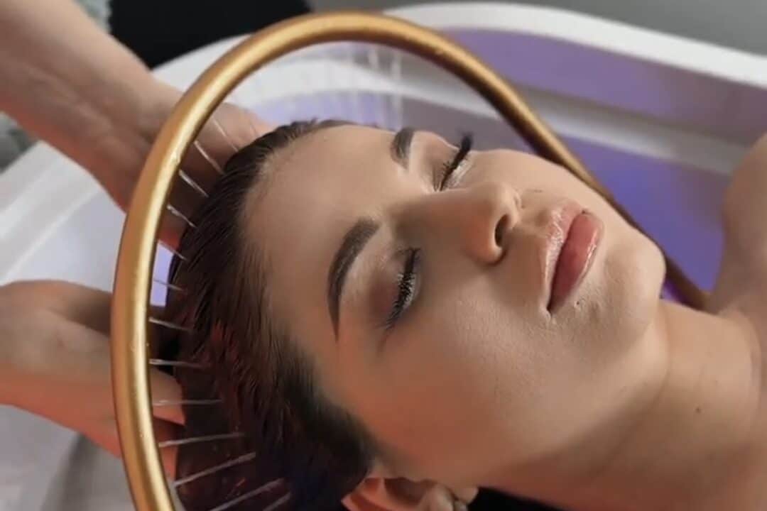 Massage zur Förderung der Kopfhautdurchblutung